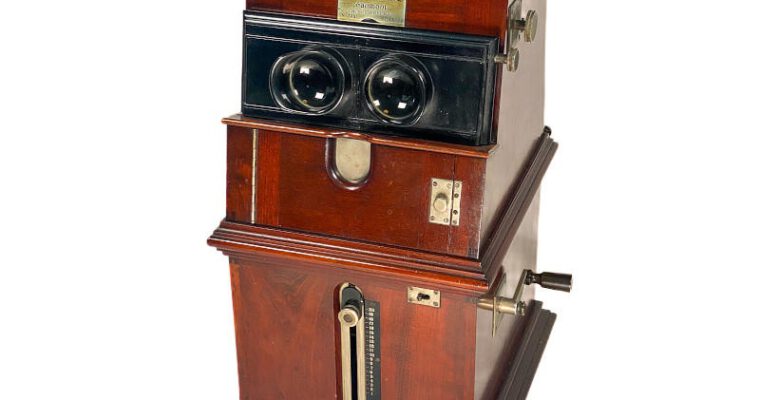 Tray-Stereoscope ‘Stéréodrome’ with its Original Photo Collection