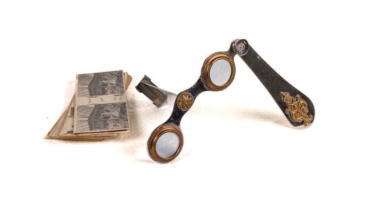 Stereoscope ‘L’Iris Stéréoscope à Manche’ with Image&nbsp;Set