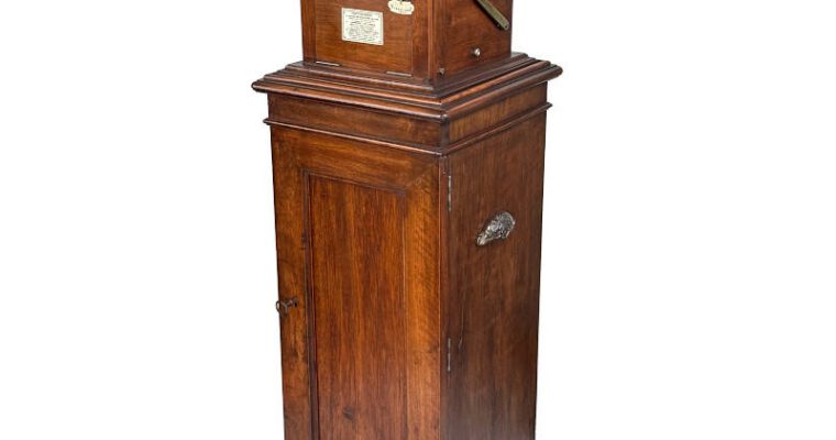 Tray-Stereoscope ‘Le Taxiphote modèle optique’ with Original storage cabinet