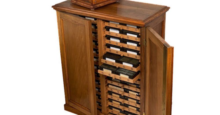 Storage cabinet for 2400 views, custom made for ‘Taxiphote’ trays