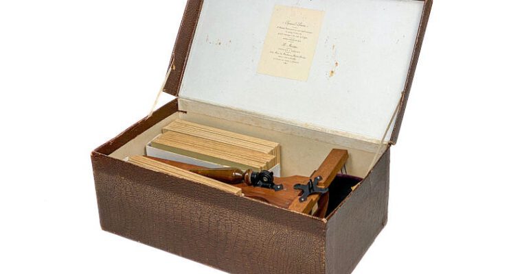 Boxed set of marriage stereo views ‘Special Stéréo’ and Holmes viewer