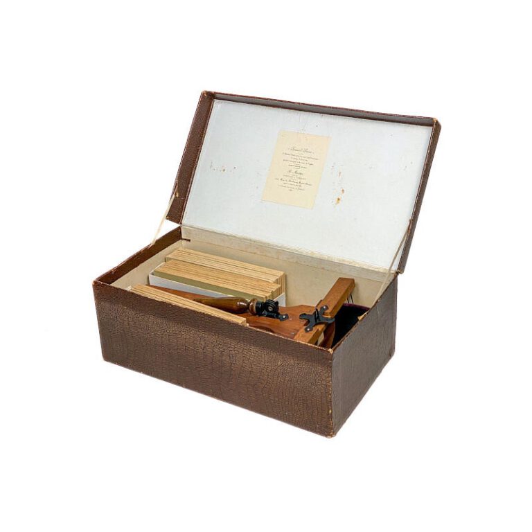 Boxed set of marriage stereo views ‘Special Stéréo’ and Holmes viewer