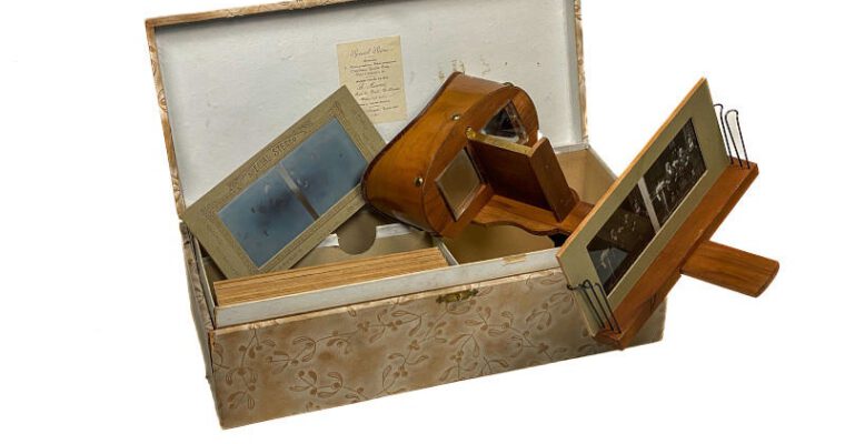 Boxed set of marriage stereo views ‘Special Stéréo’ and Holmes viewer