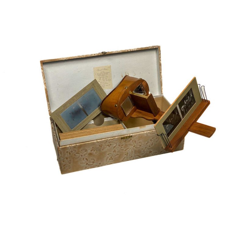 Boxed set of marriage stereo views ‘Special Stéréo’ and Holmes viewer