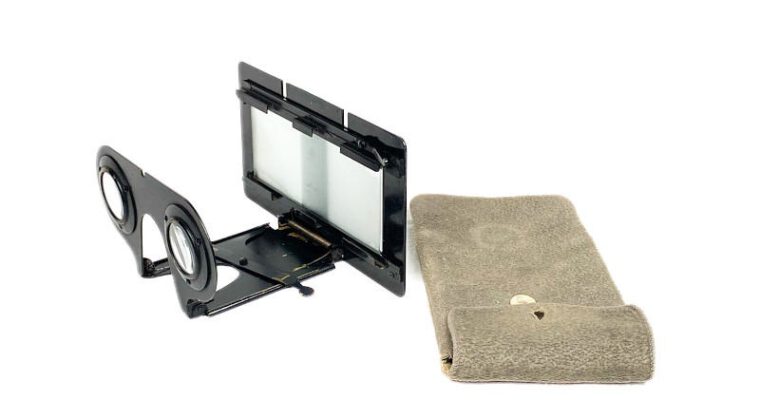 Foldable Stereoscope ‘Stéréoscope pliant en métal’ with Original Storage Case