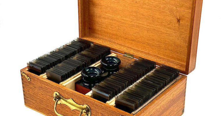 Boxed set of 200 WWI stereo views and stereoscope