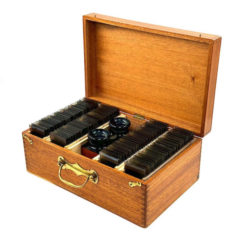 Boxed set of 200 WWI stereo views and stereoscope