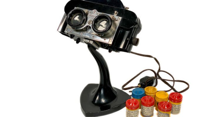Rollfilm-Stereoscope ‘Verascope F40’, Second Model, with Stand, Light Unit and a Set of Rollfilms