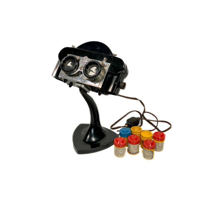 Rollfilm-Stereoscope ‘Verascope F40’, Second Model, with Stand, Light Unit and a Set of Rollfilms