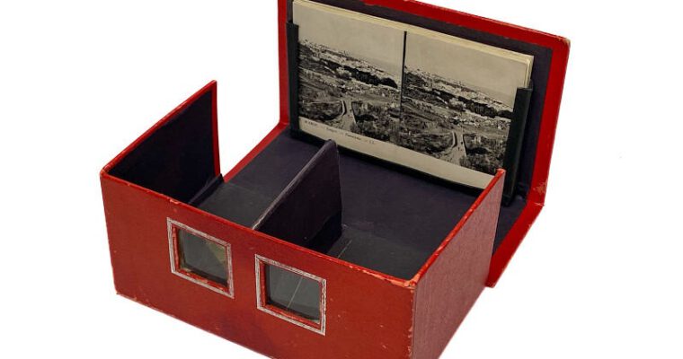 Foldable Stereoscope ‘La Stéréo Carte’ with picture set