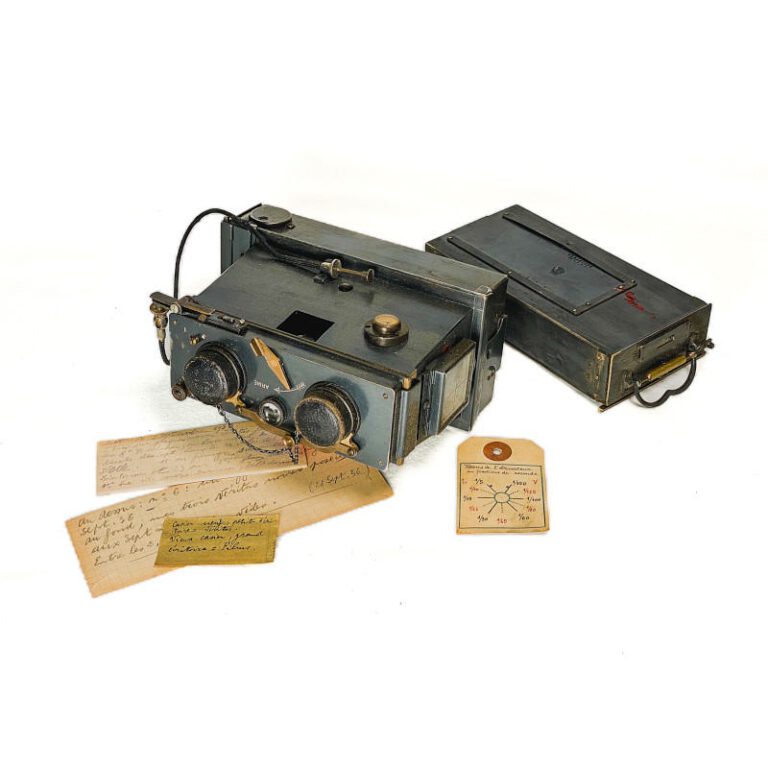 Stereo camera ‘Vérascope’ in original leather case
