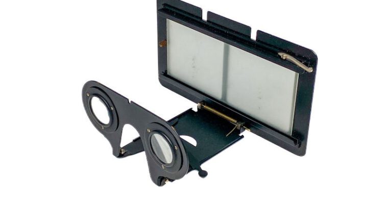 Foldable Stereoscope ‘Stéréoscope pliant en métal’ with Original Storage Case