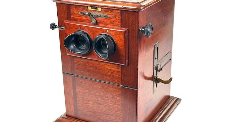 Tray-Stereoscope ‘Métascope Spécial’ together with Original Owner’s Photo Collection