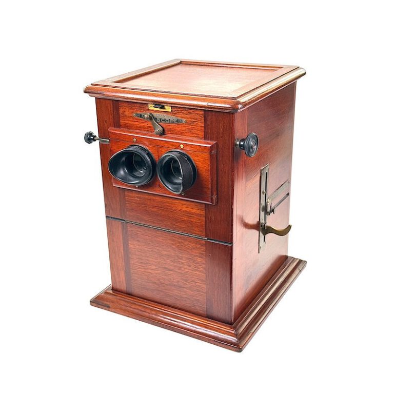 Tray-Stereoscope ‘Métascope Spécial’ together with Original Owner’s Photo Collection