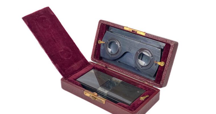 Foldable Stereoscope ‘Stéréoscope pliant, dans un riche écrin en maroquin, avec fermoir’