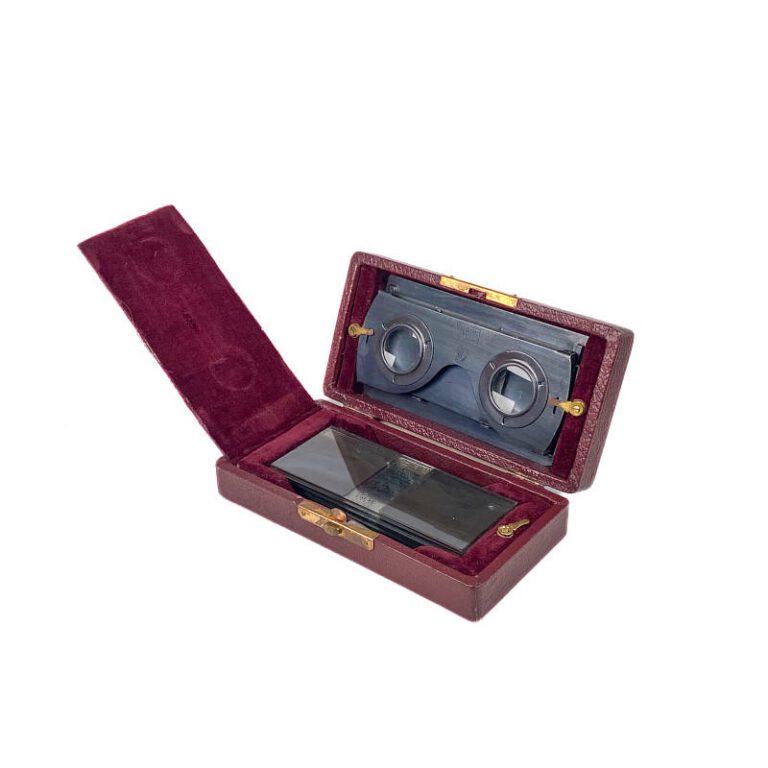 Foldable Stereoscope ‘Stéréoscope pliant, dans un riche écrin en maroquin, avec fermoir’